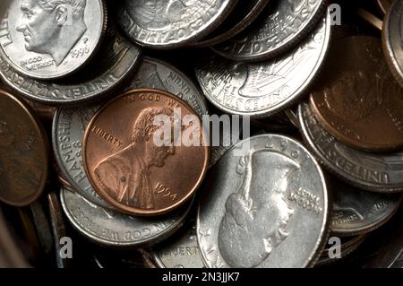 Pièces de monnaie américaines dans un tas; Lincoln, Nebraska, États-Unis d'Amérique. Banque D'Images