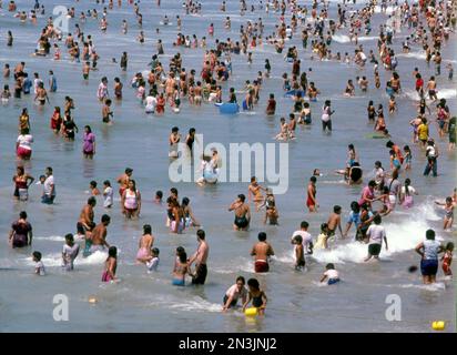 Des foules de gens dans les vagues à Santa Monica Beach, CA Banque D'Images