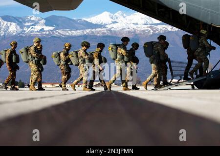 Base aérienne d'Aviano, Italie. 26th janvier 2023. ÉTATS-UNIS L'armée et les parachutistes italiens embarquèrent à bord d'un Hercules C-130 de la Force aérienne à la base aérienne d'Aviano, en Italie, le mois de janvier. 26, 2023. La Brigade aéroportée de 173rd est la U.S. Force d'intervention d'urgence de l'armée en Europe, capable de projeter des forces prêtes n'importe où aux États-Unis Domaines de responsabilité des commandements européens, africains ou centraux. ( Crédit : États-Unis Armée/ZUMA Press Wire Service/ZUMAPRESS.com/Alamy Live News Banque D'Images