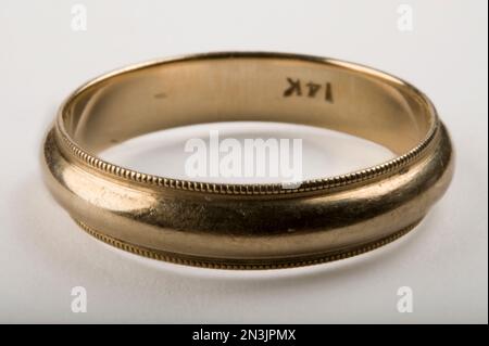 Gros plan d'un groupe de mariage en or 14K ; Studio Banque D'Images