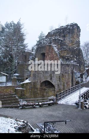 Falkenstein, Allemagne - 31 janvier 2021: Le château de Falkenstein est en ruines lors d'une journée d'hiver froide et enneigée à Rhinaland Pfalz, Allemagne. Banque D'Images