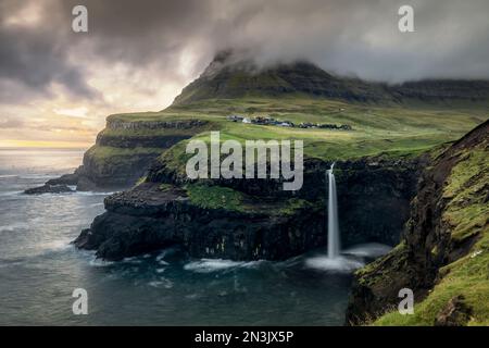 Une photo panoramique de la cascade de Mulafossur sur la falaise côtière de l'océan à Gasadalur, îles Féroé, Danemark Banque D'Images