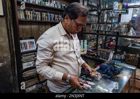 Le septuagénaire Mohammad Imtiyaz, le 'Pen Doctor' classe les différents stylos à encre et leurs pièces après avoir réparé les vieux stylos à l'hôpital de Pen à Kolkata. Le 'Pen Hospital' de Kolkata, a été créé en 1945 par Mohmad Samsuddin, grand-père de l'actuel propriétaire Mohammad Imtiyaz.le magasin emblématique vend et répare des marques indiennes et mondiales comme Parker, Mont blanc, Pilot, Sheaffer, Waterman, Pierre Cardin, Swan, Wilson, Blackbird et Pelican, pour n'en citer que quelques-uns. Il dispose d'une large gamme de vieilles collections de stylos. Banque D'Images