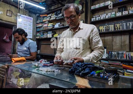 Le septuagénaire Mohammad Imtiyaz, le 'Pen Doctor' classe les différents stylos à encre et leurs pièces après avoir réparé les vieux stylos à l'hôpital de Pen à Kolkata. Le 'Pen Hospital' de Kolkata, a été créé en 1945 par Mohmad Samsuddin, grand-père de l'actuel propriétaire Mohammad Imtiyaz.le magasin emblématique vend et répare des marques indiennes et mondiales comme Parker, Mont blanc, Pilot, Sheaffer, Waterman, Pierre Cardin, Swan, Wilson, Blackbird et Pelican, pour n'en citer que quelques-uns. Il dispose d'une large gamme de vieilles collections de stylos. Banque D'Images