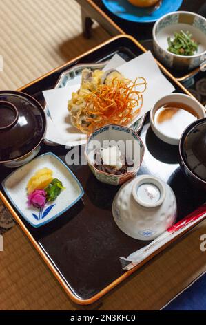 Dîner au temple de Jochi-in à Koyasan, Japon. Banque D'Images