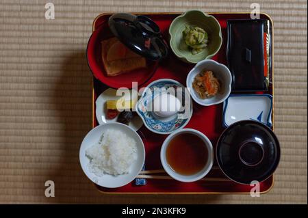 Petit-déjeuner pour les clients au Temple Jochi-in, Koyasan, Japon. Banque D'Images