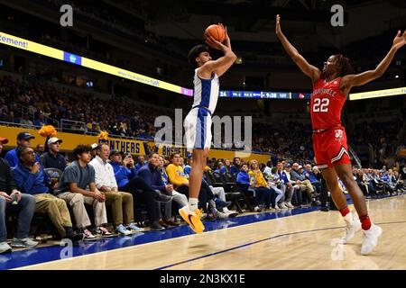 Pittsburgh, Pennsylvanie, États-Unis. 7th févr. 2023. 7 février 2023 Pittsburgh Panthers forward Nate Santos (5) tire le ballon pendant le match de basketball universitaire entre les Cardinals de Louisville et les Panthers de Pittsburgh au centre d'événements de Petersen à Pittsburgh, en Pennsylvanie. (Credit image: © Jake Mysliwczyk/BMR via ZUMA Press Wire) USAGE ÉDITORIAL SEULEMENT! Non destiné À un usage commercial ! Banque D'Images