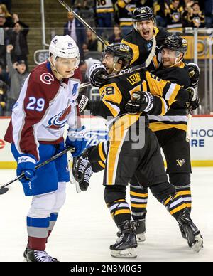 Pittsburgh, États-Unis. 07th févr. 2023. Pittsburgh Penguins Center Evgeni Malkin (71) entre dans les bras de Pittsburgh Penguins defenseman Brian Dumoulin (8) pour célébrer Pittsburgh Penguins Defenseman Kris Letang (58) but des heures supplémentaires donnant aux pingouins la victoire de 2-1 comme Colorado Avalanche Center Nathan MacKinnon (29) skates passer devant le groupe à PPG Paints Arena à Pittsburgh Mardi, 7 février 2023. Photo par Archie Carpenter/UPI crédit: UPI/Alay Live News Banque D'Images