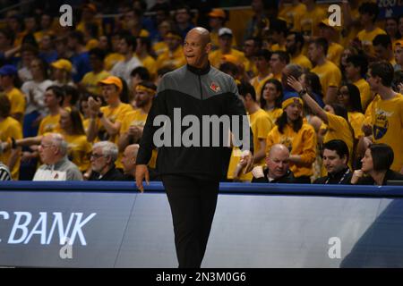 Pittsburgh, Pennsylvanie, États-Unis. 7th févr. 2023. Kenny Payne, entraîneur-chef des Cardinals de Louisville à 7 février 2023, lors du match de basketball universitaire entre les Cardinals de Louisville et les Panthers de Pittsburgh au centre d'événements Petersen de Pittsburgh, en Pennsylvanie. (Credit image: © Jake Mysliwczyk/BMR via ZUMA Press Wire) USAGE ÉDITORIAL SEULEMENT! Non destiné À un usage commercial ! Banque D'Images