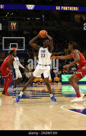 Pittsburgh, Pennsylvanie, États-Unis. 7th févr. 2023. 7 février 2023 Pittsburgh Panthers centre Federiko Federiko (33) gère le ballon pendant le match de basketball universitaire entre les Cardinals de Louisville et les Panthers de Pittsburgh au Petersen Events Center de Pittsburgh, PA. (Credit image: © Jake Mysliwczyk/BMR via ZUMA Press Wire) USAGE ÉDITORIAL SEULEMENT! Non destiné À un usage commercial ! Banque D'Images