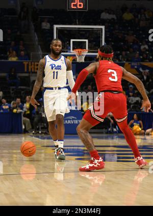 Pittsburgh, Pennsylvanie, États-Unis. 7th févr. 2023. 7 février 2023 Pittsburgh Panthers garde Jamarius Burton (11) gère le ballon pendant le match de basket-ball entre les Cardinals de Louisville et les Panthers de Pittsburgh au centre d'événements de Petersen à Pittsburgh, PA. (Credit image: © Jake Mysliwczyk/BMR via ZUMA Press Wire) USAGE ÉDITORIAL SEULEMENT! Non destiné À un usage commercial ! Banque D'Images