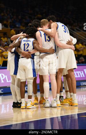 Pittsburgh, Pennsylvanie, États-Unis. 7th févr. 2023. 7 février 2023 Pittsburgh Panthers se rencontre lors du match de basketball universitaire entre les Louisville Cardinals et les Pittsburgh Panthers au Petersen Events Center de Pittsburgh, en Pennsylvanie. (Credit image: © Jake Mysliwczyk/BMR via ZUMA Press Wire) USAGE ÉDITORIAL SEULEMENT! Non destiné À un usage commercial ! Banque D'Images