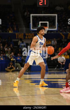 Pittsburgh, Pennsylvanie, États-Unis. 7th févr. 2023. 7 février 2023 Pittsburgh Panthers forward Nate Santos (5) gère le ballon pendant le match de basket-ball entre les Cardinals de Louisville et les Panthers de Pittsburgh au centre d'événements de Petersen à Pittsburgh, PA. (Credit image: © Jake Mysliwczyk/BMR via ZUMA Press Wire) USAGE ÉDITORIAL SEULEMENT! Non destiné À un usage commercial ! Banque D'Images