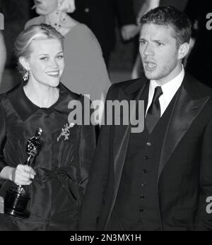 Reese Witherspoon et Ryan Phillippe assistent à la Vanity Fair Oscar Party à Mortons à West Hollywood, CA sur 5 mars 2006. Crédit photo : Henry McGee/MediaPunch Banque D'Images