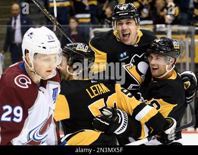 Pittsburgh, États-Unis. 07th févr. 2023. Pittsburgh Penguins Center Evgeni Malkin (71) entre dans les bras de Pittsburgh Penguins defenseman Brian Dumoulin (8) pour célébrer Pittsburgh Penguins Defenseman Kris Letang (58) but des heures supplémentaires donnant aux pingouins la victoire de 2-1 comme Colorado Avalanche Center Nathan MacKinnon (29) skates passer devant le groupe à PPG Paints Arena à Pittsburgh Mardi, 7 février 2023. Photo par Archie Carpenter/UPI crédit: UPI/Alay Live News Banque D'Images