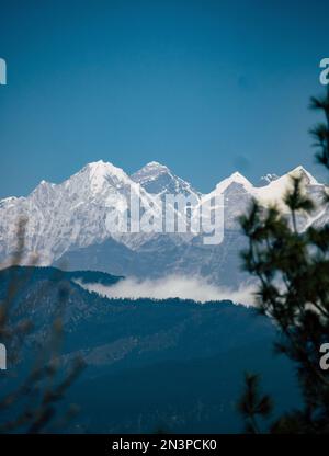 Un cliché vertical des sommets de l'Himalaya couverts de neige avec un ciel bleu en arrière-plan, en Asie Banque D'Images