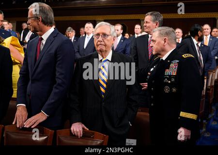 Mitch McConnell, chef de la minorité sénatoriale de Ky., arrive avec le président des chefs d'état-major interarmées, le général Mark Milley, à droite, avant que le président Joe Biden ne prononce un discours sur l'état de l'Union à une session conjointe du Congrès, au Capitole, le mardi 7 février 2023, à Washington. Jacqueline Martin/Pool via CNP/MediaPunch Banque D'Images