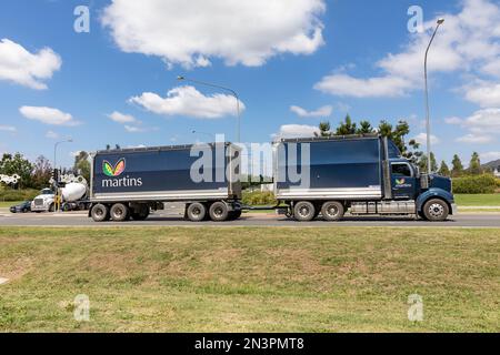 Camion routier articulé de véhicule lourd roulant le long de la route en Nouvelle-Galles du Sud, en Australie, dans l'industrie australienne du camionnage Banque D'Images