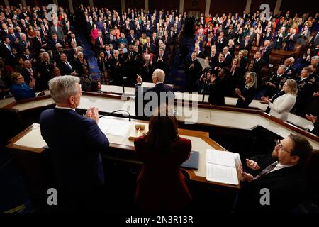 Washington, DC, États-Unis. 07th févr. 2023. ÉTATS-UNIS Le président Joe Biden prononce son discours sur l'état de l'Union lors d'une réunion conjointe du Congrès dans la Chambre des députés des États-Unis Capitole sur 07 février 2023 à Washington, DC. Ce discours marque le premier discours de Biden devant la nouvelle Chambre contrôlée par les Républicains. Crédit : Kevin Dietsch/Pool via CNP/Media Punch/Alay Live News Banque D'Images