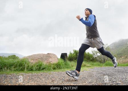 Profitez d un jogging dans l air frais de l hiver. Un jeune homme