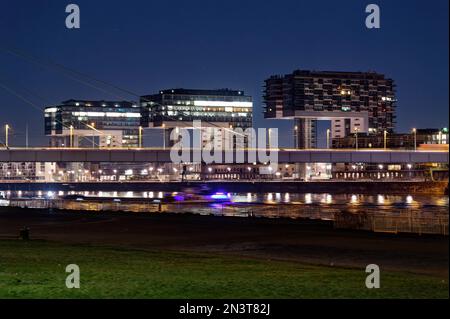Cologne, Allemagne. 08th févr. 2023. Les grues sont situées au Rheinauenhafen, sur le Rhin. Credit: Henning Kaiser/dpa/Alay Live News Banque D'Images