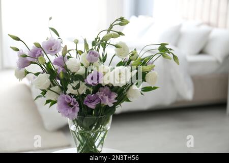 Magnifique bouquet de fleurs Eustoma dans la chambre Banque D'Images