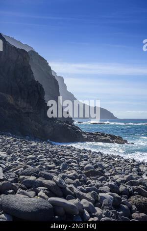 La plage entourée de rochers à Playa del Trigo, Alojera, la Gomera, Espagne Banque D'Images