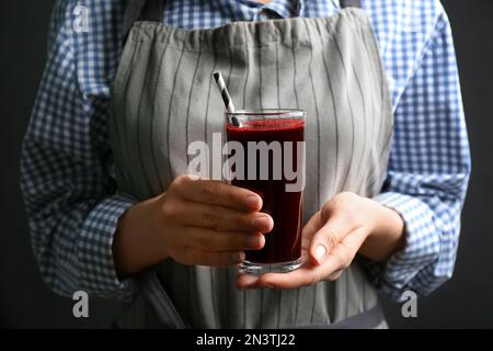 Femme avec un verre de jus de betterave frais, gros plan Banque D'Images