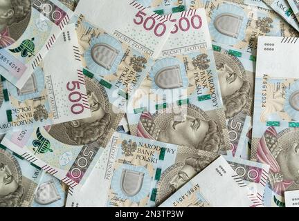 500 billets de banque polonais. PLN zł ou złoty, la monnaie officielle de la Pologne. Cinq cents billets de złotych, des billets de papier contre. Banque D'Images