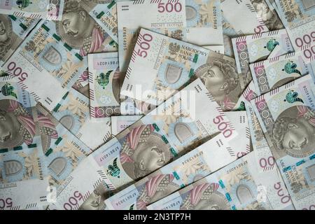 500 billets de banque polonais. PLN zł ou złoty, la monnaie officielle de la Pologne. Cinq cents billets de złotych, des billets de papier contre. Banque D'Images