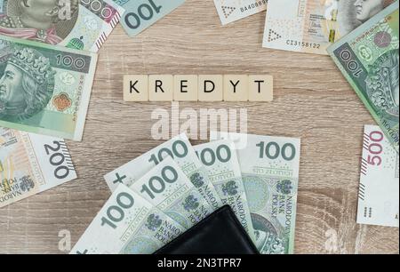 Kredyt en polonais signifie prêt ou hypothèque. Acheter une maison ou un appartement en Pologne. Composition de laque plate avec złoty Money, PLN zloty billets. Banque D'Images