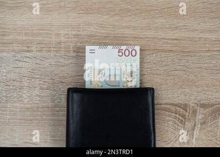 500 billet de loterie polonais dans un portefeuille. PLN zł, złoty Money, monnaie officielle de la Pologne. Cinq cents złotych note, papier de loi. Programme Family 500+. Banque D'Images