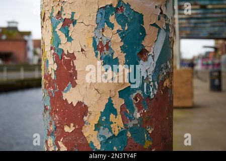 Couches de peinture écaillée d'un poteau en acier Banque D'Images