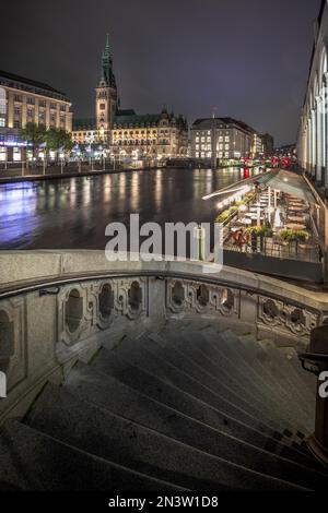 Vue sur le lac intérieur d'Alster le soir, longue exposition le soir avec vue sur l'hôtel de ville de Hambourg, Allemagne Banque D'Images