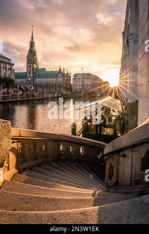 Vue sur le lac intérieur d'Alster dans la soirée, longue exposition avec vue sur l'hôtel de ville au coucher du soleil de Hambourg, Allemagne Banque D'Images