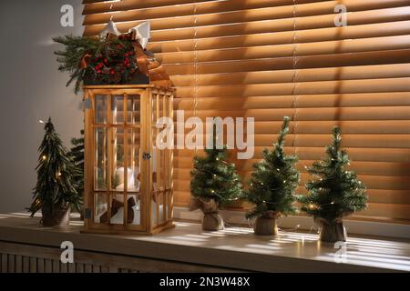 Belle lanterne de Noël sur le rebord de la fenêtre dans la chambre décorée Banque D'Images