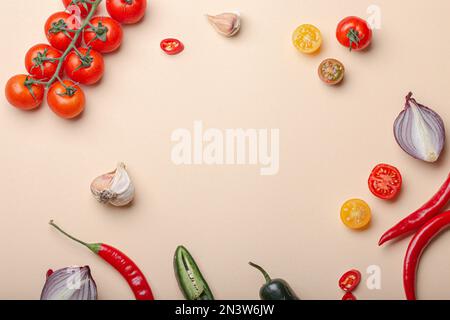 Cuisine créative concept alimentaire biologique sain fond de fruits et légumes colorés sur fond beige plat: Tomates, poivrons Banque D'Images