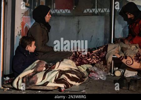 Hatay, Antakya, Turquie. 24th janvier 2000. Sur le front des débris, une mère et un fils ont vu essayer de se réchauffer. La Turquie a été secouée par deux tremblements de terre majeurs centrés à Kahramanmara?. Le premier est 7,7, le second est un tremblement de terre de magnitude 7,6; il a causé une grande destruction à Kahramanmara?, Kilis, Diyarbak?r, Adana, Osmaniye, Gaziantep, ?anl?urfa, ad?yaman, Malatya et Hatay. (Credit image: © Murat Kocabas/SOPA Images via ZUMA Press Wire) USAGE ÉDITORIAL SEULEMENT! Non destiné À un usage commercial ! Banque D'Images