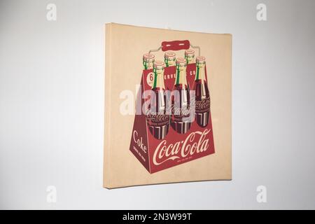 Bordeaux , Aquitaine France - 06 02 2023 : Coca Cola bouteille publicité toile avec logo et texte de marque vintage bouteille US carbonaté américain Banque D'Images