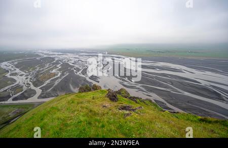 Vue sur les terres alluviales, méandres de rivière, Dimonarhellir, Suourland, Islande Banque D'Images