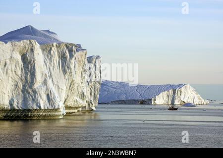 Icebergs géants dans la lueur du soleil de minuit, Disko Bay, Ilulissat, ouest du Groenland, Arctique, Danemark Banque D'Images