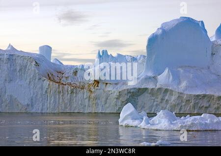 Icebergs géants dans la lueur du soleil de minuit en juillet, Disko Bay, Ilulissat, Arctique Ouest du Groenland, Danemark Banque D'Images