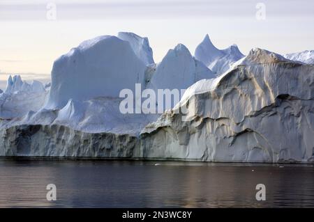 Icebergs géants dans la lueur du soleil de minuit en juillet, Disko Bay, Ilulissat, Arctique Ouest du Groenland, Danemark Banque D'Images