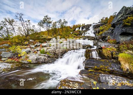 Chute d'eau dans le parc national Stora Sjoefallet, paysage automnal, Laponia, Norrbotten, Laponie, Suède Banque D'Images