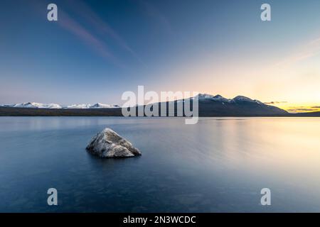 Lac Akkajaure et chaîne de montagnes Akka, ambiance nocturne, parc national Stora Sjoefallet, Laponia, Norrbotten, Laponie, Suède Banque D'Images