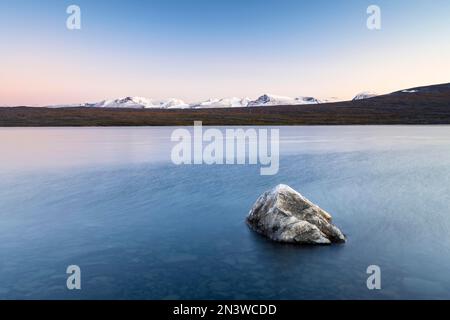 Lac Akkajaure et montagnes enneigées, ambiance nocturne, Parc national Stora Sjoefallet, Laponia, Norrbotten, Laponie, Suède Banque D'Images