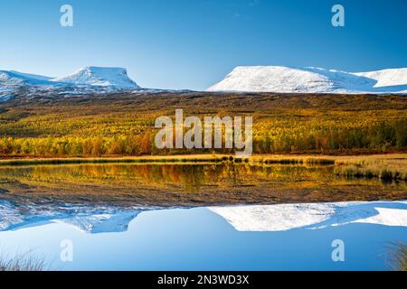 Groupe de montagne Lapporten reflété dans le petit étang, paysage automnal de chute, Abisko, Laponie, Suède Banque D'Images