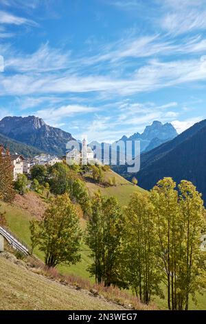 Vue sur l'église Chiesa di Colle Santa Lucia à Santa Lucia en automne, Dolomites, province de Trentin, Italie Banque D'Images