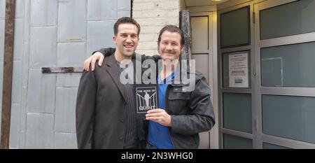 L'auteur Ryan Dacko en photo ici avec le fils de Robert Shaw Ian publie son nouveau livre intitulé « The Book of Quint », un roman de fiction historique servant de préquel au roman Jaws. Il détaille l'histoire de Quin, le chasseur de requins joué par Robert Shaw. Le roman montre son survivant le naufrage de l'USS Indianapolis en 1945 et les événements qui l'amènent à l'île d'Amity jusqu'à Jaws, qui a lieu en 1974. Le Livre de Quint porte un thème général de la façon dont les anciens combattants et les survivants de la tragédie ont traité les troubles de stress post-traumatique à une époque où la société n'était pas ouverte à parler. Banque D'Images