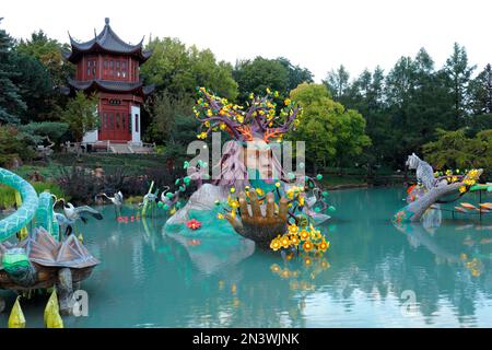 Figures illuminées au jardin chinois, Montréal, province de Québec, Canada Banque D'Images